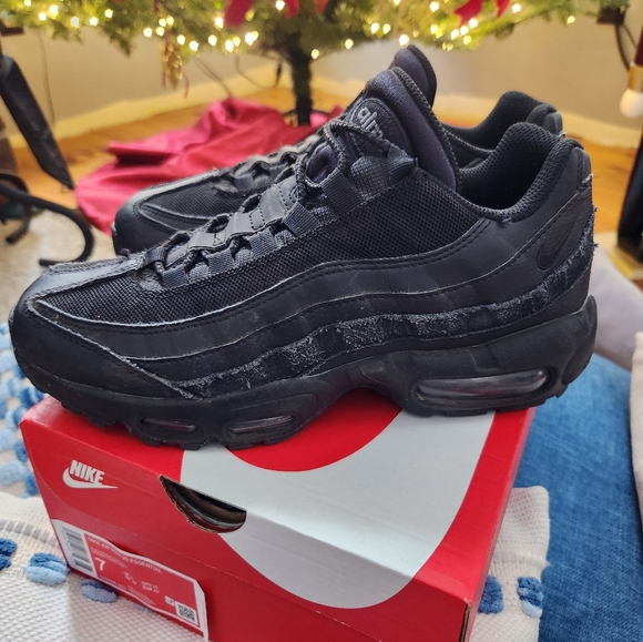 Mens Air Max 95 Essentials - Picture 4 of 11